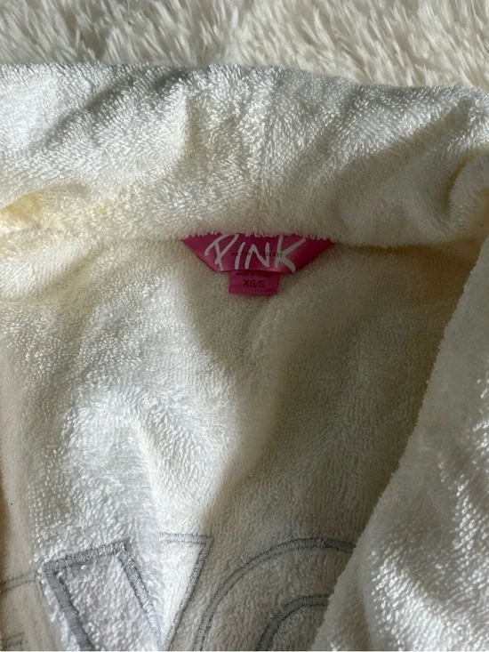 Pink Robe - Picture 4 of 6